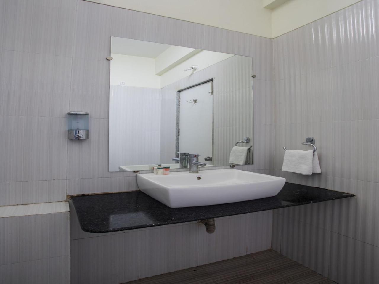 Capital O 1546 The Sensation Hotel Ιντόρ Εξωτερικό φωτογραφία