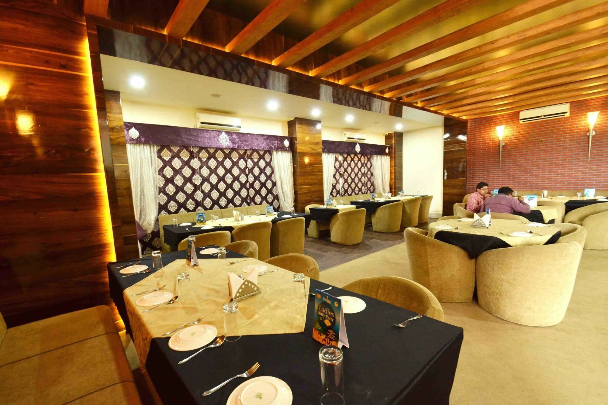 Capital O 1546 The Sensation Hotel Ιντόρ Εξωτερικό φωτογραφία